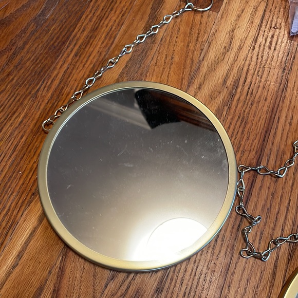 3 different sized gold mirrors on chains - Picture 5 of 5